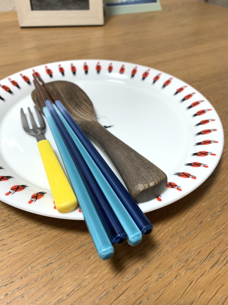 手と目の協応がうまくできない発達障害グレーゾーンの子どもは丁寧に食器を扱うことでトレーニングができる