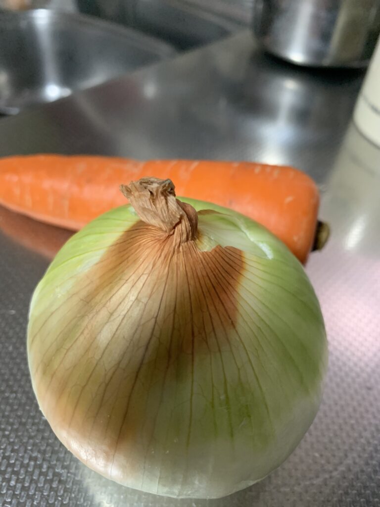 洗ったり野菜を切ったりするのも子どもは楽しい。感覚過敏のある発達障害グレーゾーンの子どものにも、刺激に慣れるための良い機会。
